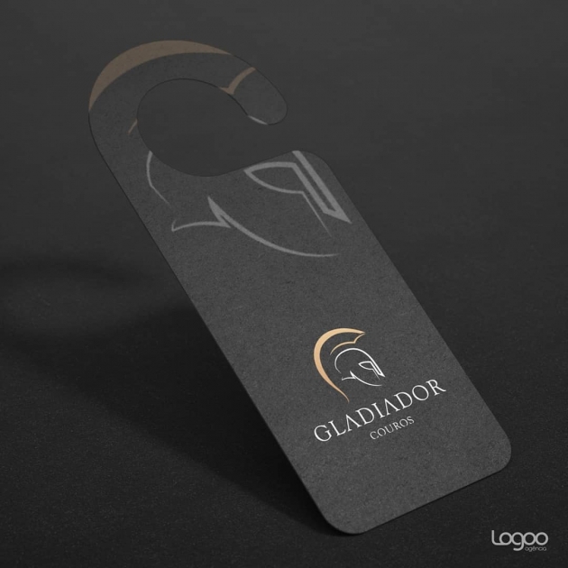 O conceito da logomarca GLADIADOR COUROS é composto pela denominação de seu próprio lettering, representado pelo ícone minimalista do capacete de gladiador, facilitando em suas aplicações em couro. para Gladiador Couro